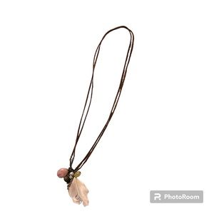 🪶Women’s one size, brown double string necklace w/feather & charms accent.